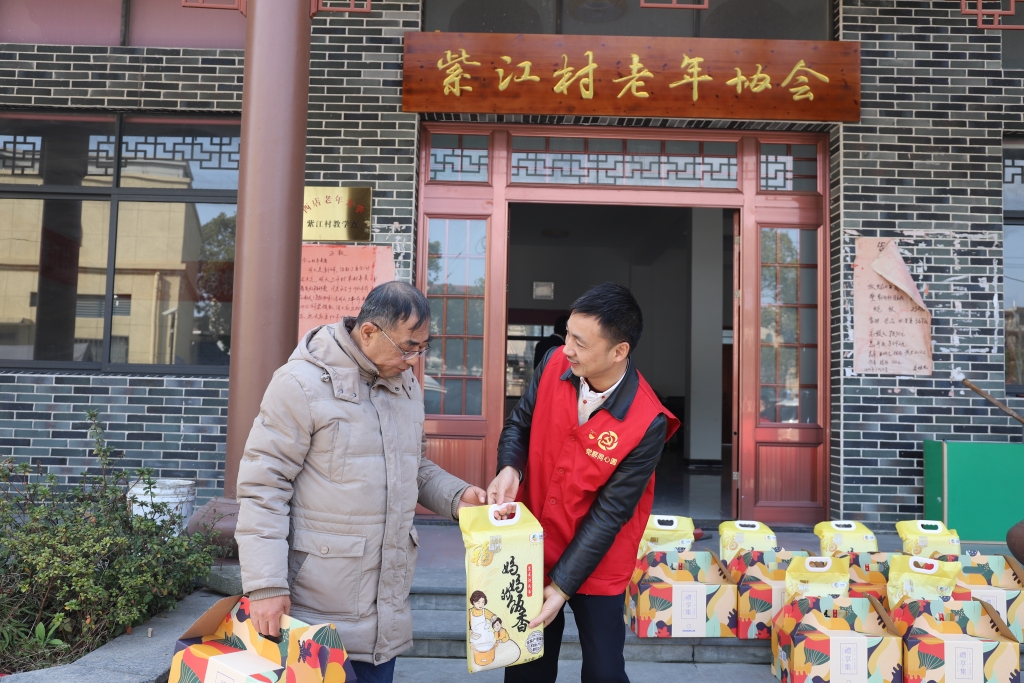 暖春意，敬老情-百乐博多年对峙慰问孤寡老人